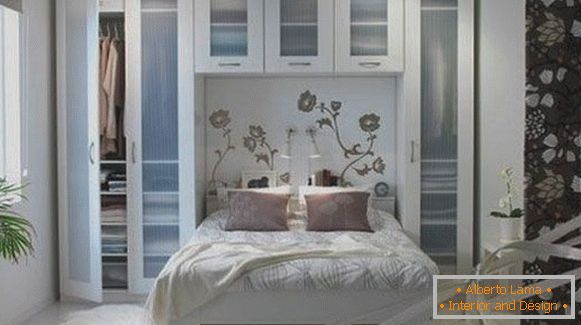 Nábytok s priehľadnými dverami v spálni