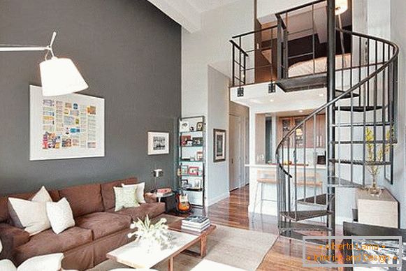 Šedo-hnedá farba vo vnútri obývacej izby - foto