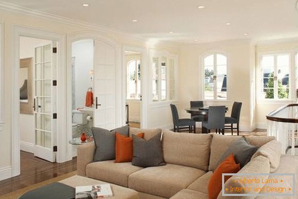 Kombinácia šedej a oranžovej v interiéri obývacej izby