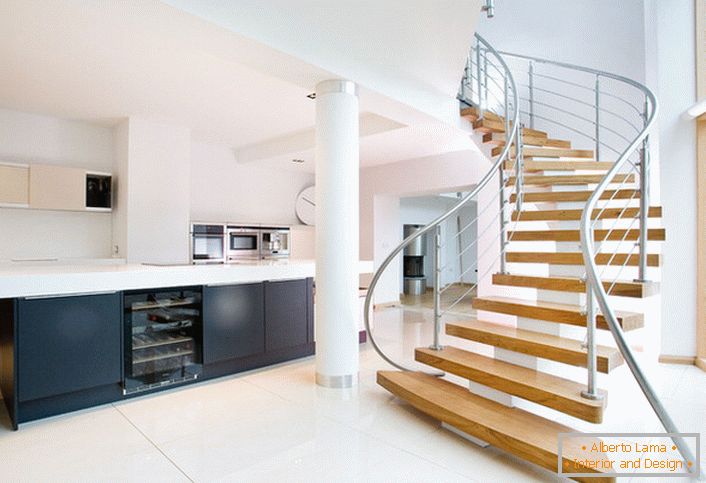 Ľahkosť a jednoduchosť dizajnu schodov zdôrazňuje lakonickú podobu priestranného interiéru domu.