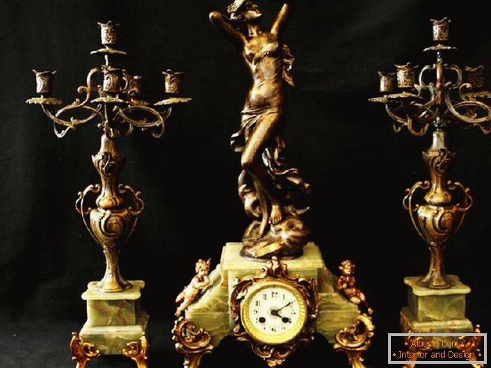 Klasická sada - dve bronzové kandeláry a vynikajúce hodinky. Ideálna výzdoba krbu.