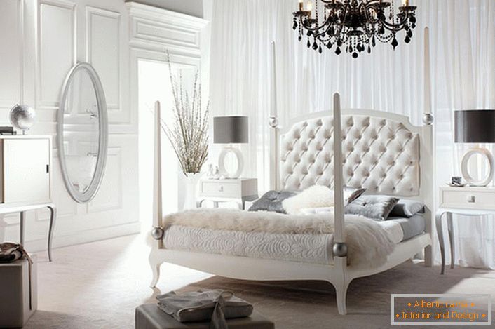 Luxusná štýlová spálňa v secesnom štýle s správne zvoleným osvetlením. Nedostatočné umelé osvetlenie vytvára romantický súmrak v miestnosti.