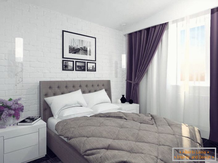 Zaujímavým dizajnovým rozhodnutím je stena v hlave postele, simulujúca murivo.