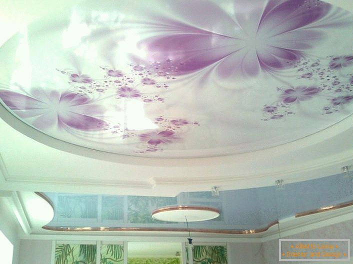 Pretiahnuté stropy s fotografickou potlačou sú ekologicky kombinované s riadne zvoleným osvetlením.