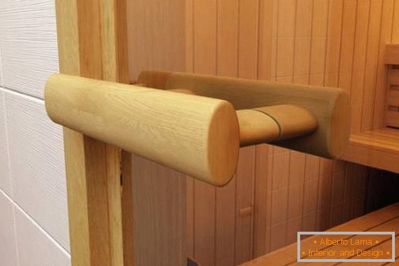 Drevená rukoväť pre sklenené dvere v saune vyrobenej z vápna