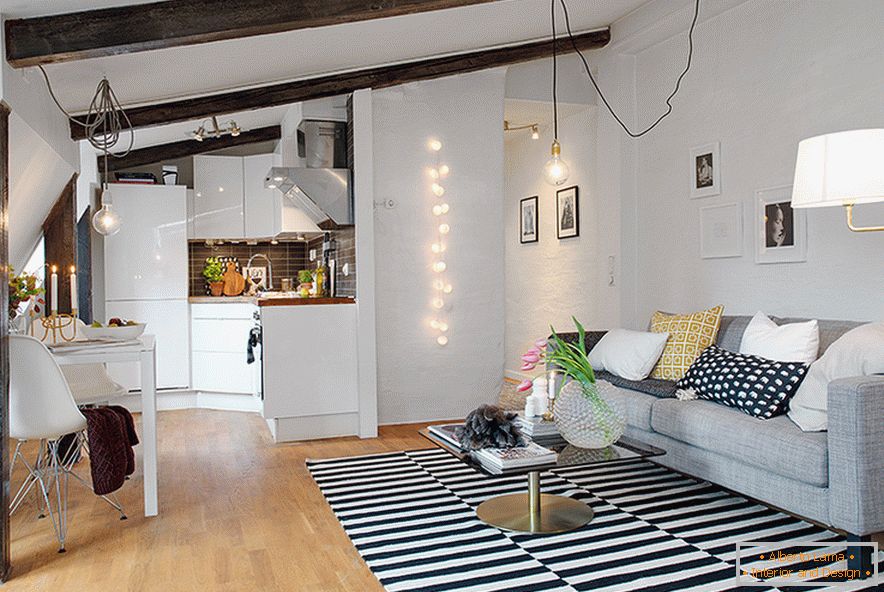 Kuchyňa a obývacia izba v útulnom podkroví v švédskom meste