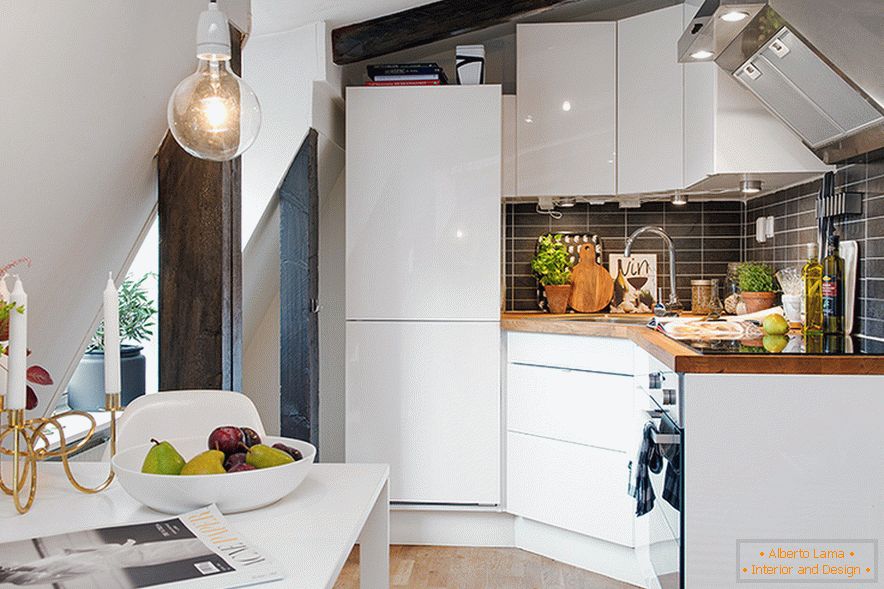 Kuchynský priestor v dizajne útulného podkrovia v švédskom meste
