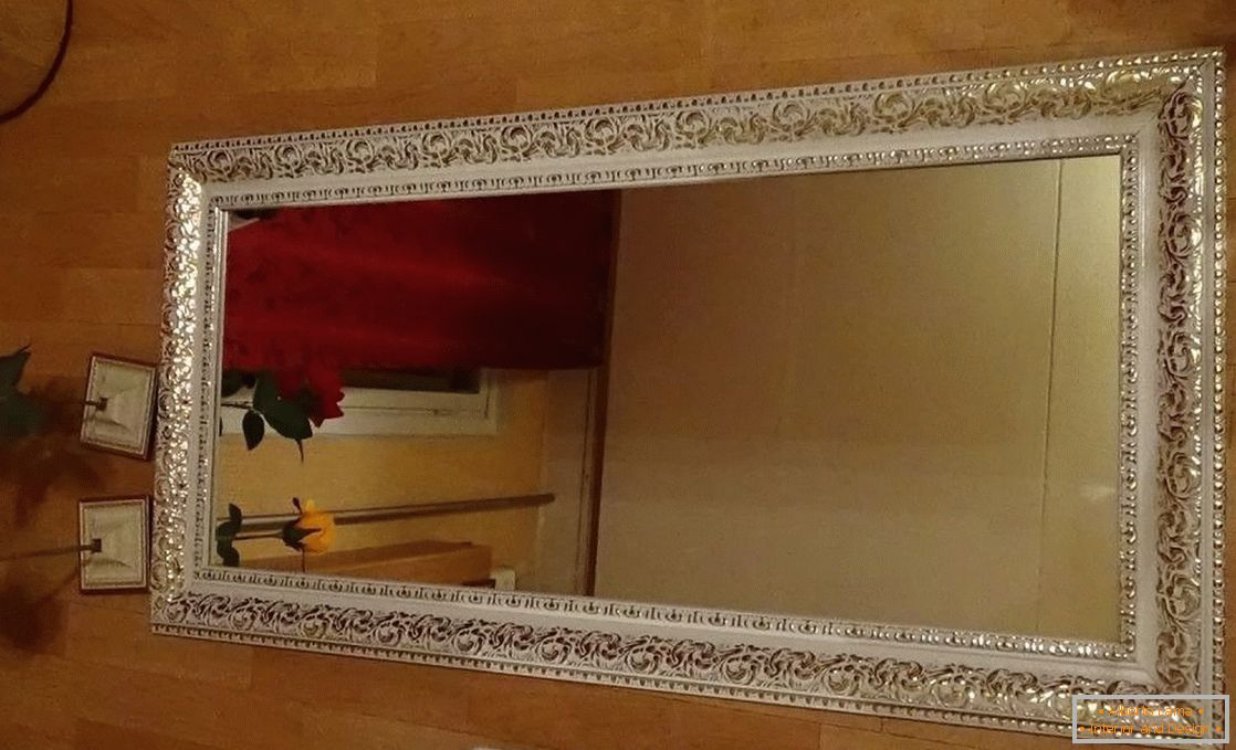 Zrkadlo s rámom zo soklovej dosky