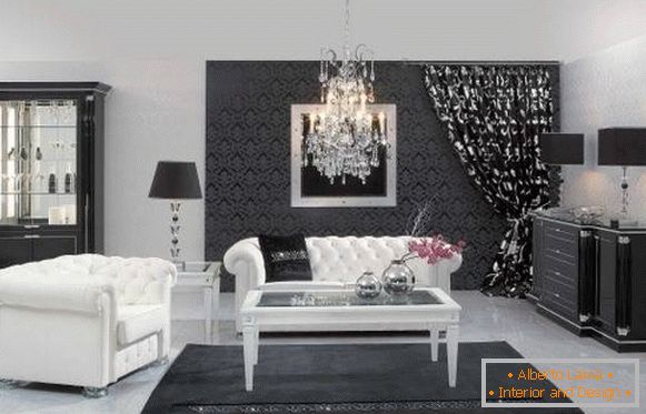 Čiernobiela miestnosť s krištáľovým lusterom