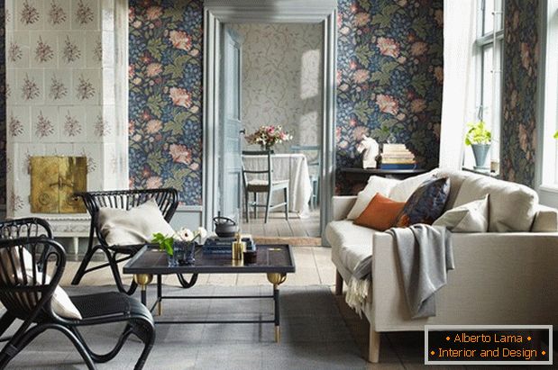 Moderná obývacia izba s kvetinovou tapetou