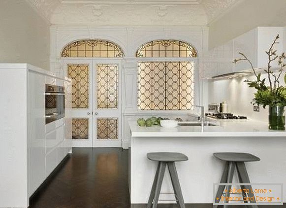 Štukované lišty v interiéri modernej kuchyne - foto