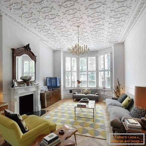 Štukatérske lišty na strope obývačky - fotka v modernom štýle