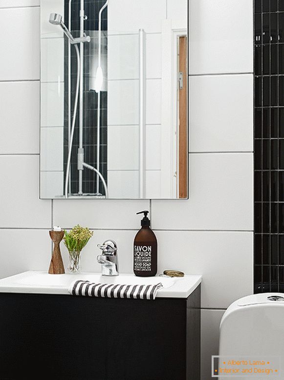 Moderná sprcha v zrkadlovom obraze