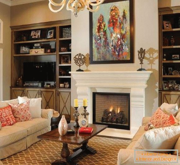 Luxusný dizajn obývacej izby s krbom v apartmáne - foto