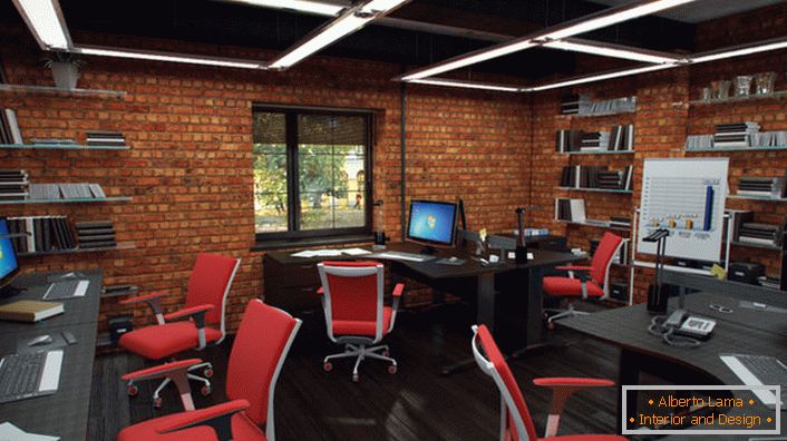 Červené stoličky v kancelárii v štýle podkrovia vyzerajú ekologicky a kreatívne. Interiér je čo možno najviac funkčný.