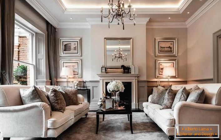 Luxusná obývacia izba v secesnom štýle. Bohatosť dekorácie je zdôraznená salónnym nábytkom a mramorovým krbom.