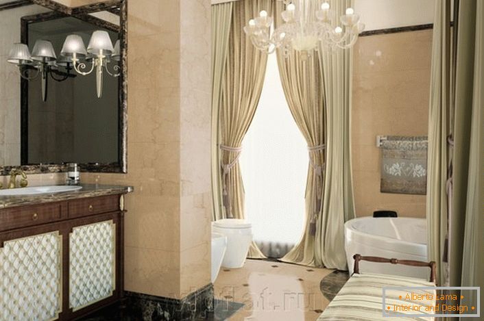 Ušľachtilú výzdobu kúpeľne v štýle neoklasicizmu zdôrazňuje náležito vybraný nábytok.