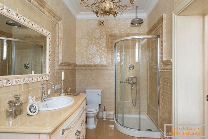 Kúpeľňa je vyzdobená v neoklasickom štýle. Veľké zrkadlo, rámované širokým rámom, dokončuje obraz.