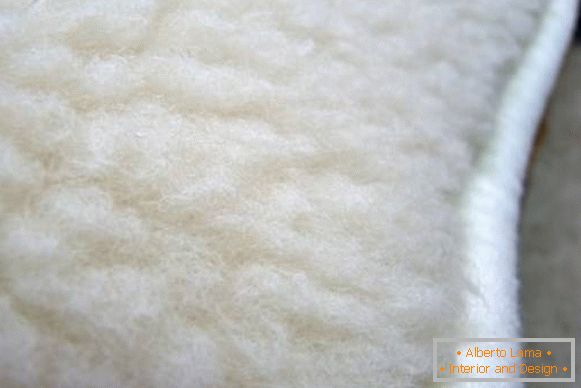 Ako určiť kvalitu pohovky - polyesterové vlákno so zostupom