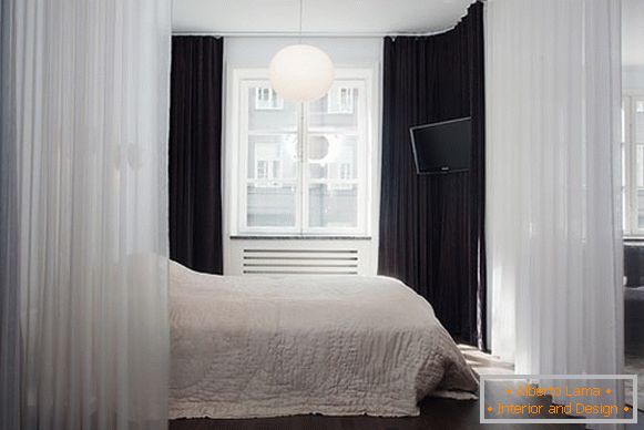 Dekorácia okenných otvorov v spálni malých rozmerov