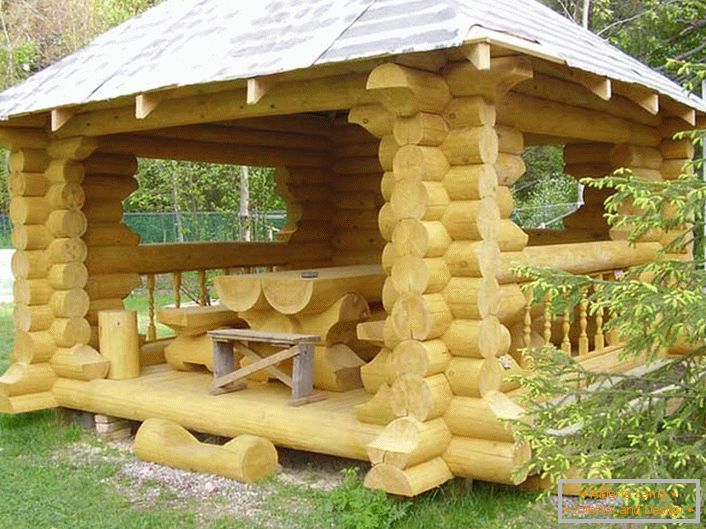 Horská chata je zariadená kreatívnym nábytkom z dreveného rámu.