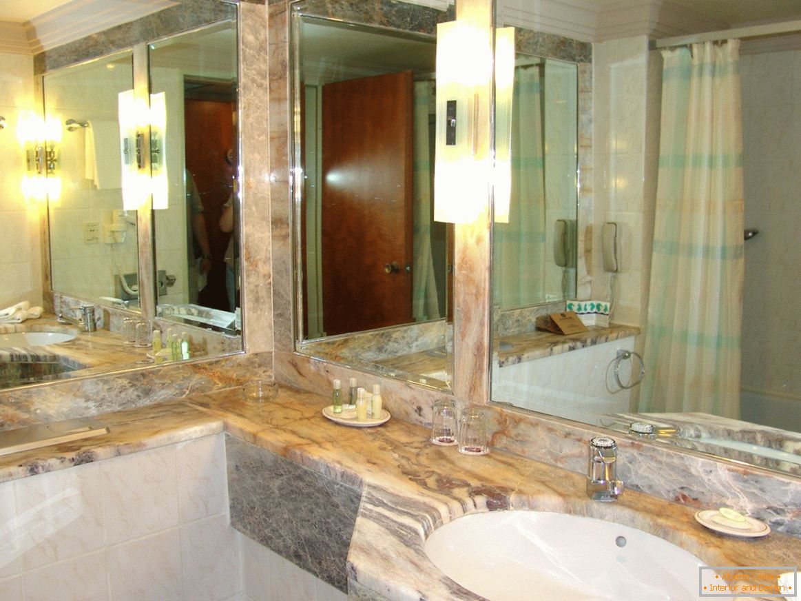 Zrkadlá v kúpeľni
