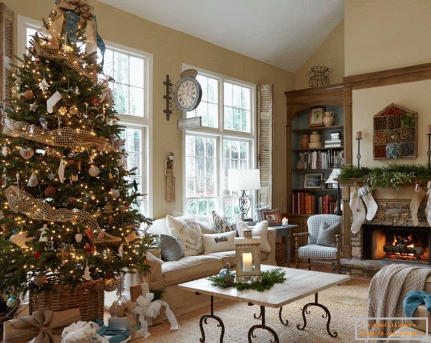 Vyzdobíme vianočný stromček v obývacej izbe v krbe