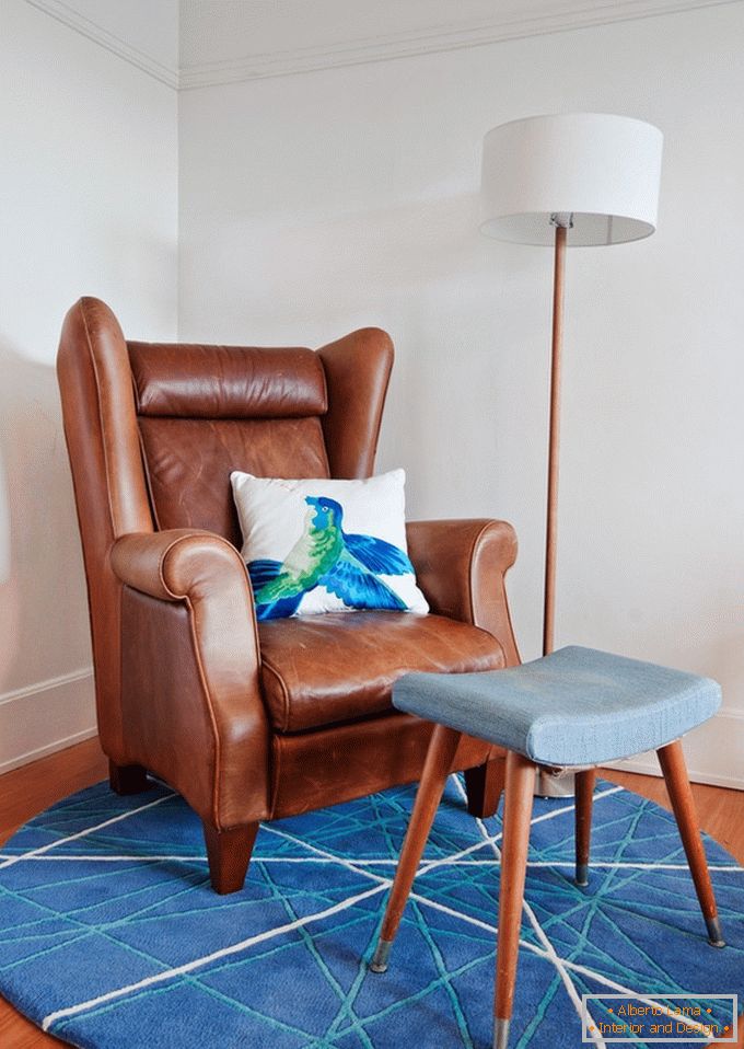 Svetlý kruhový koberec pre individuálnu stoličku
