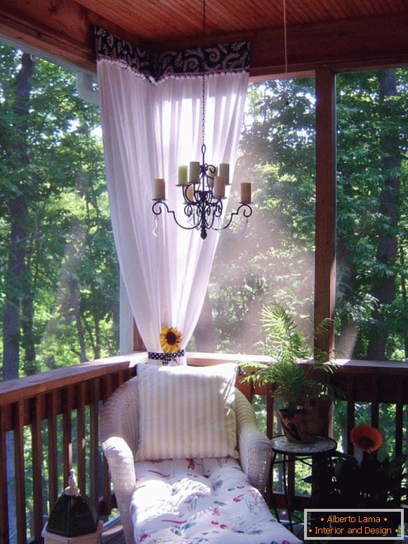 Krásny dizajn verandy v rustikálnom štýle