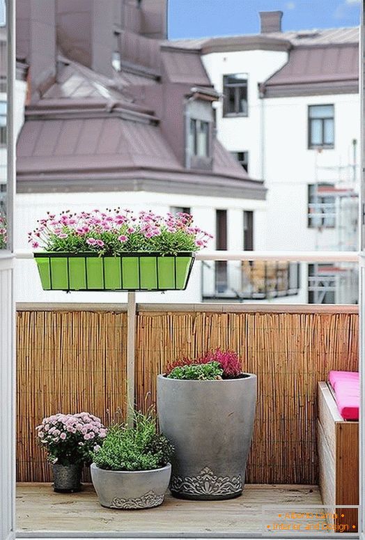 Útulná veranda na malom balkóne