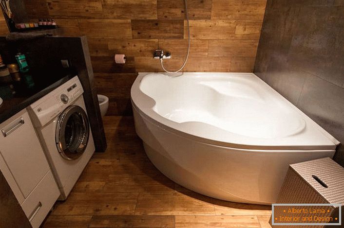 Rohový kúpeľ vám ušetrí priestor. Interiér v podkroví je pozoruhodný pre použitie finálnych materiálov z dreva.