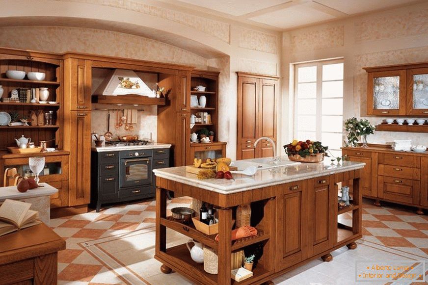 Interiér klasickej kuchyne s umývadlom v strede