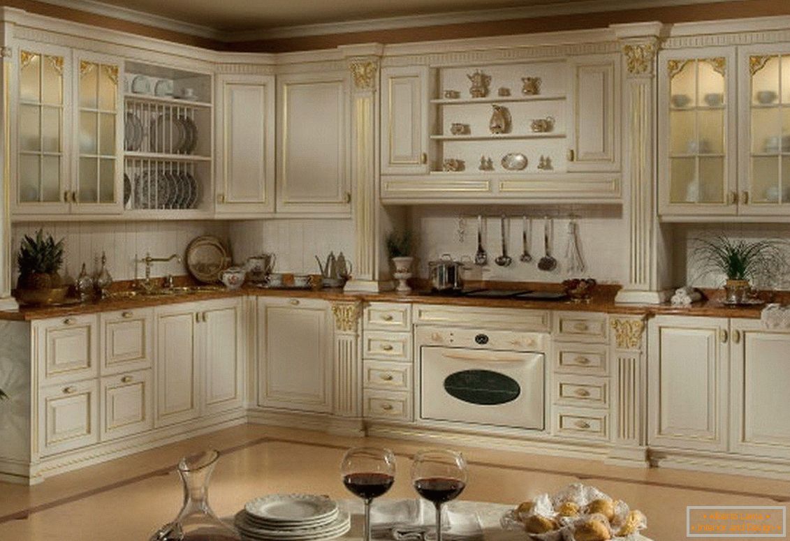 Design klasickej kuchyne v bielej farbe