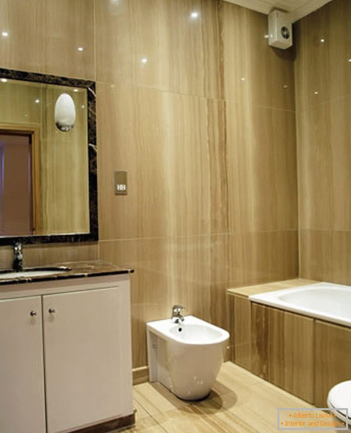 Laconický interiér kúpeľne v štýle minimalizmu organicky zapadá do malého priestoru.