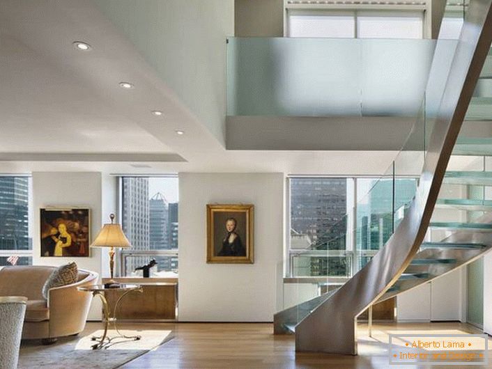 Interiér v secesnom štýle je navrhnutý v súlade s požiadavkami na dizajn dvojúrovňových apartmánov. Elegantné, hladké rady nábytku a schodov robia atmosféru útulne príjemnou.