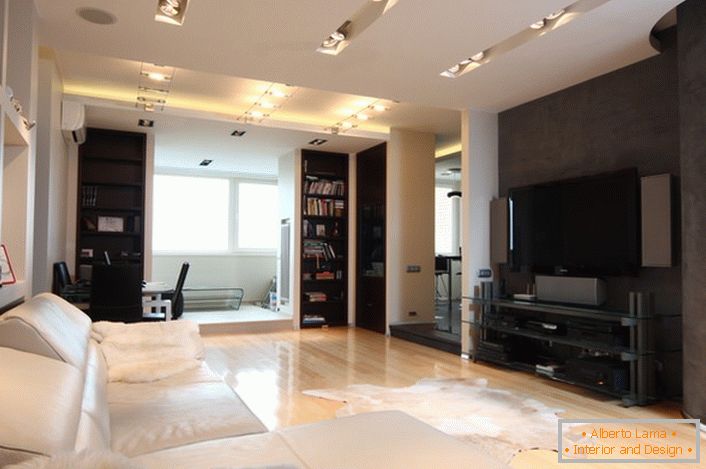 Svetlá obývacia izba s priestorom pre domáce kino v štýle minimalizmu.