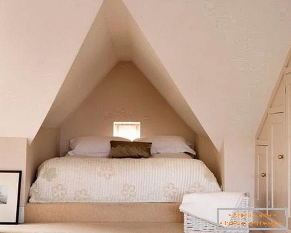 Alcove s posteľou v podkroví