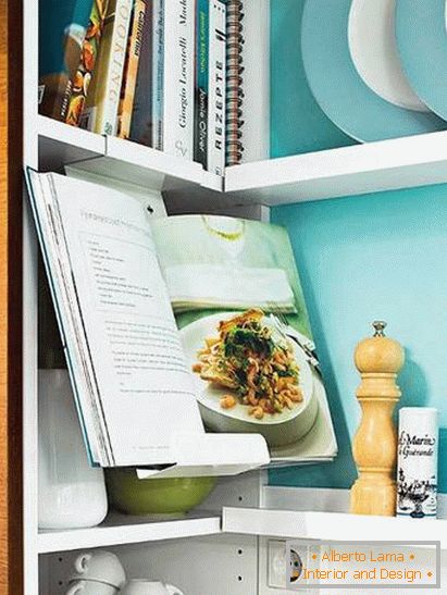 Knihy a pomôcky v malej kuchyni v tyrkysovej farbe
