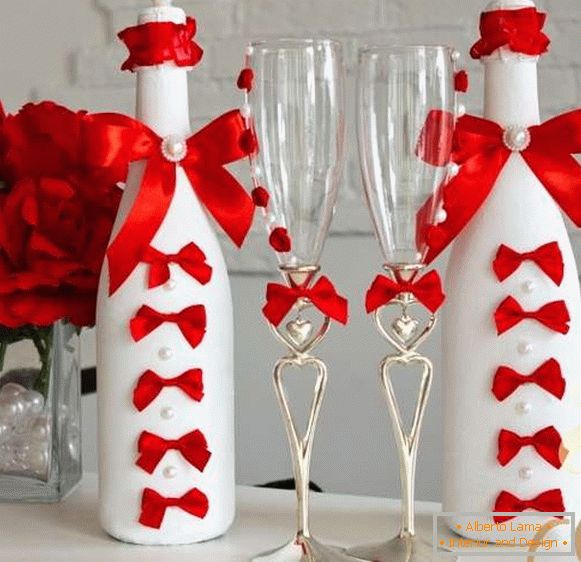 Dekor fľaše šampanského na svadbu s stuhami a korálkami