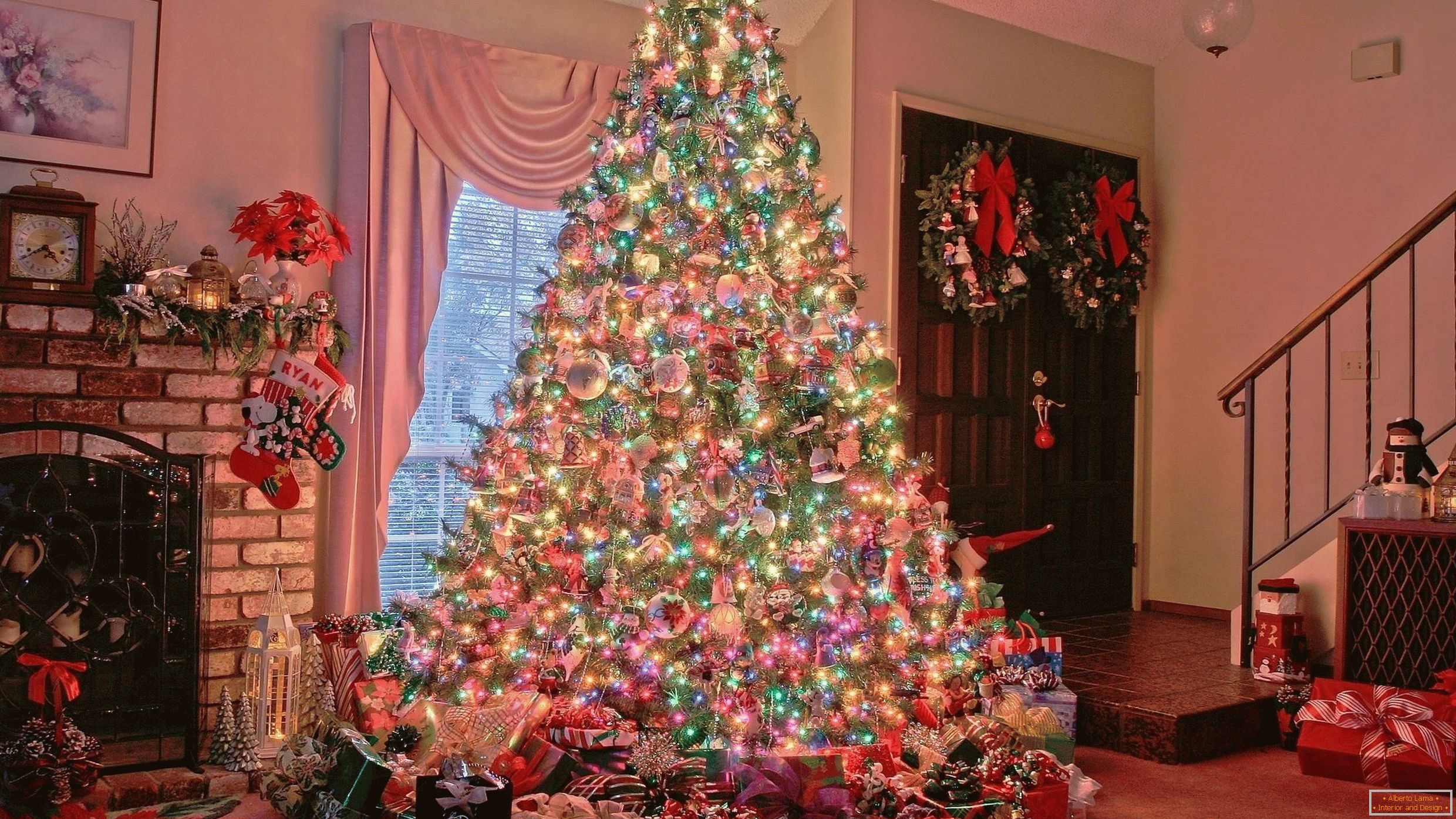 Vianočný stromček pri krbe