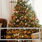 Vianočný stromček s guličkami a girlandami
