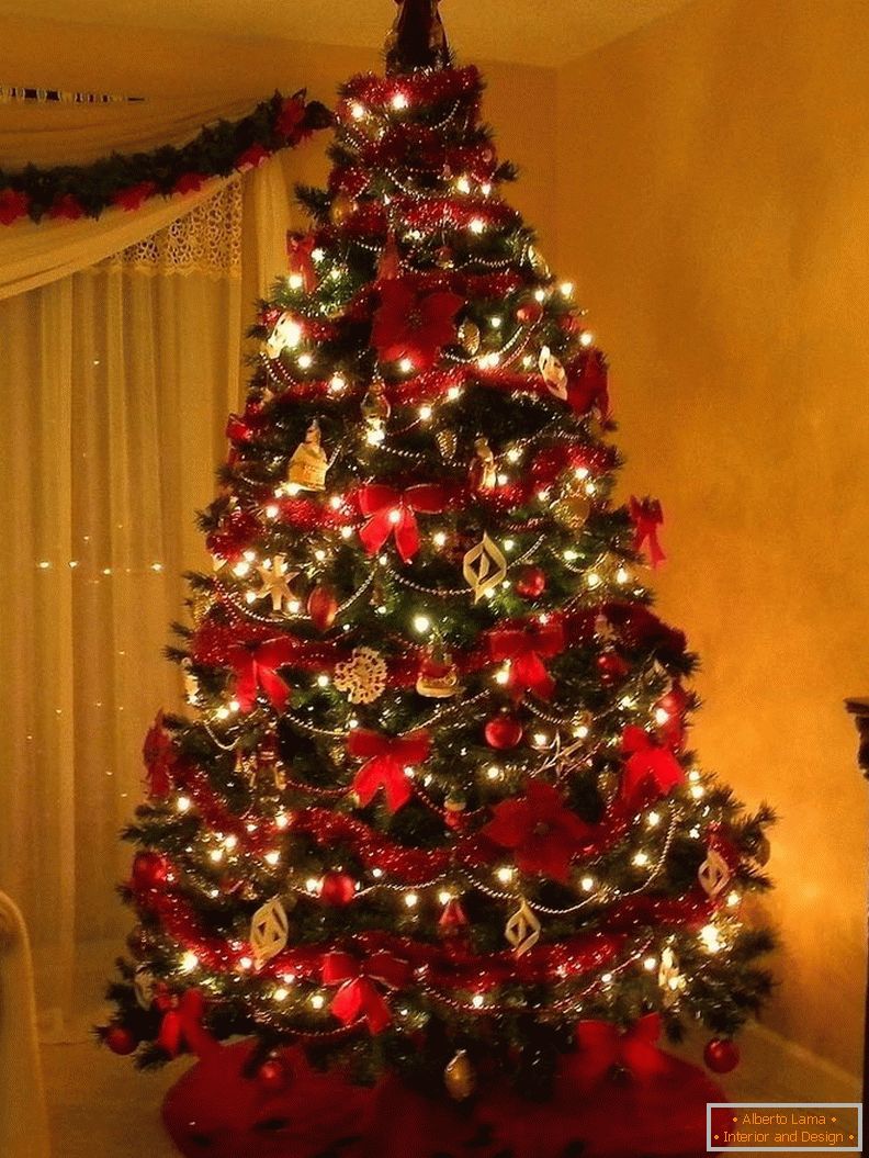Vianočný stromček s girlandami