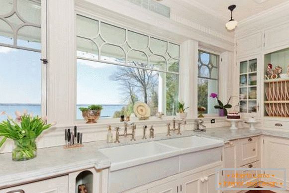 Jednoduchá a krásna dekorácia okien v kuchyni