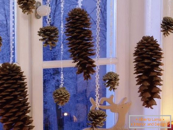 Vianočné dekorácie okien v interiéri - fotografie s prírodnými materiálmi