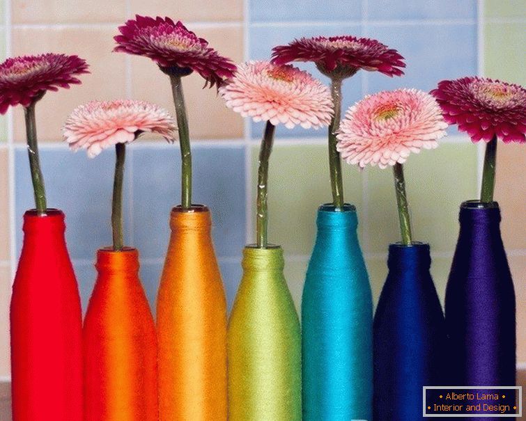 Farebné vázy z fľaše