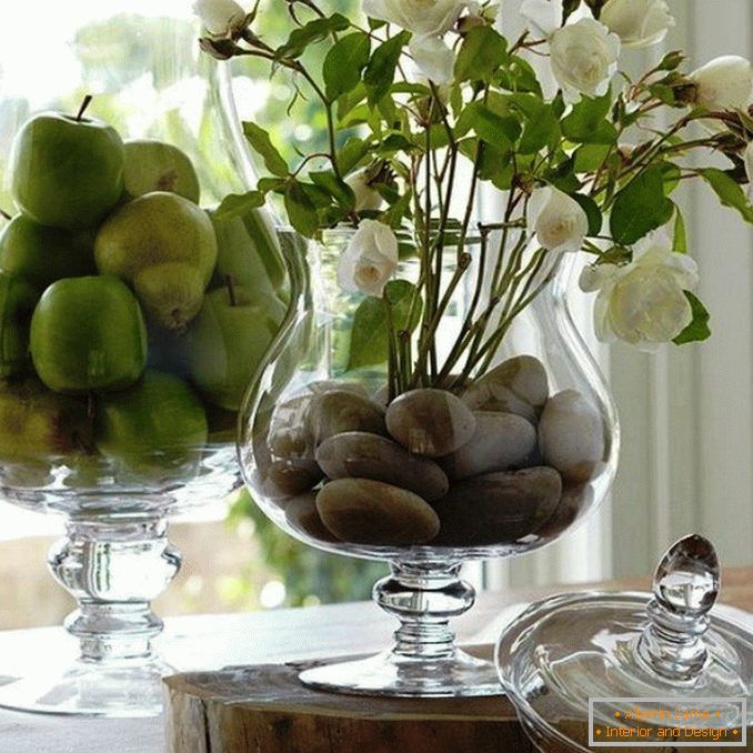 Dekorácia vázy s kameňom a ovocím