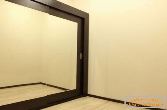 Vstavaná skriňa so zrkadlovými dverami a dreveným obložením