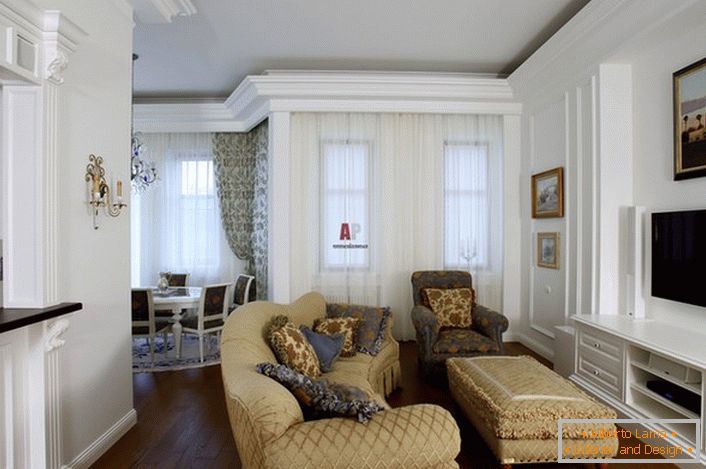 Pri navrhovaní hosťovskej izby sa použili svetlé farby. Nábytok béžový harmonicky kombinovaný s bielou výzdobou stien.