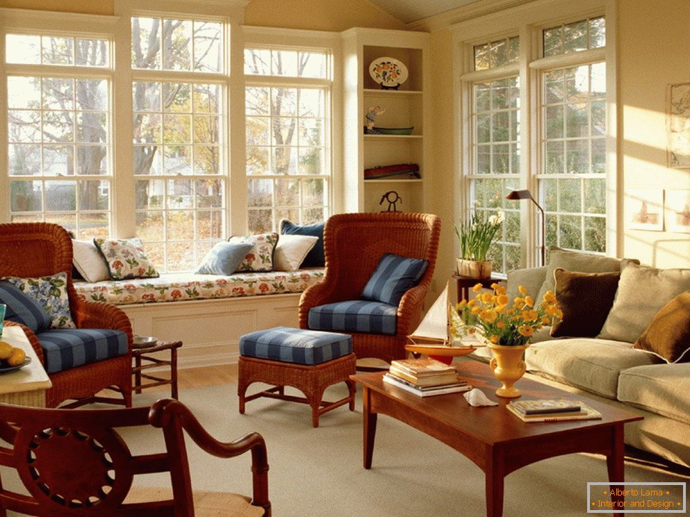 Interiér obývacej izby s veľkými oknami