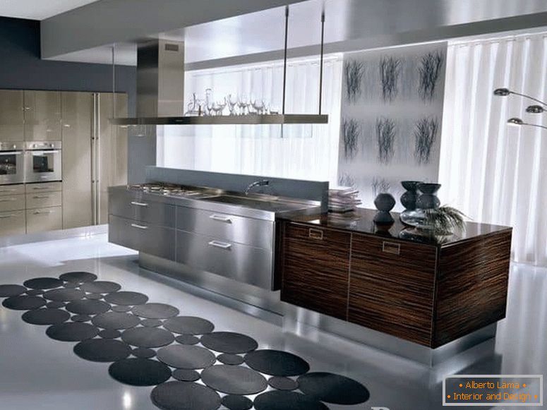 Kuchyňa v high-tech štýle v kombinácii s drevom a kovom